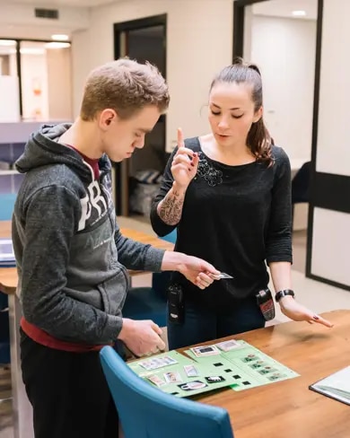 Twee personen communiceren samen Twee personen communiceren samen